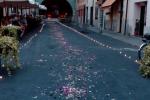 Infiorata e suggestiva illuminazione in piazza Doria